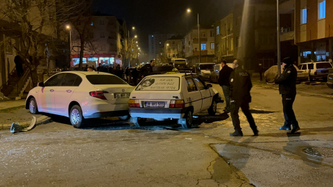 Kayseri’de 2 otomobilin çarpışması sonucu 2'si yaya 4 kişi yaralandı; kızının yaralandığını duyan baba tepki gösterdi