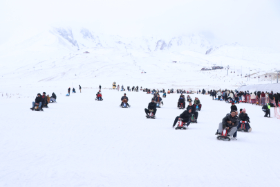 Erciyes Kayak Merkezi’nde yeni sezonun ilk hafta sonunda yoğunluk / Ek fotoğraflar