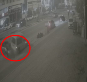 Otomobilin park halindeki hafif ticari araca çarptığı kaza kamerada