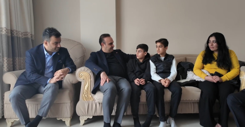 Bakan Kacır'dan İstanbul'da buldukları altını sahibine teslim eden çocuklara ziyaret