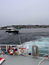 İstanbul - İstanbul Boğazı'nda sürüklenen tekne kurtarıldı