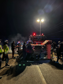 İki otomobil kafa kafaya çarpıştı 6 yaralı