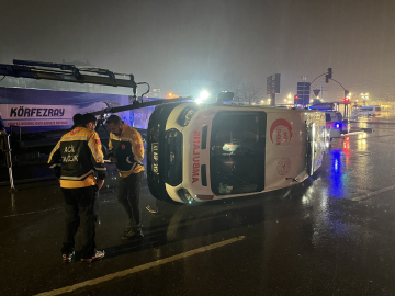 Minibüs ile çarpışan ambulans devrildi; 3’ü sağlık personeli, 6 yaralı