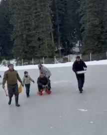 Donan göletin yüzeyindeki buzu motorlu testere ile kesti