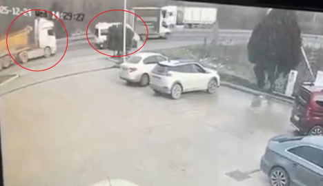 Hafriyat kamyonunun çarptığı karavan şarampole yuvarlandı / Ek fotoğraflar