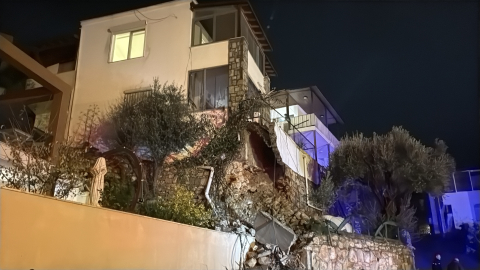 Bodrum'da sağanak; 1 evin istinat duvarı çöktü, yollar göle döndü