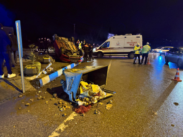 Polisten kaçan otomobilin sürücüsü, refüje çarptı; 3 yaralı