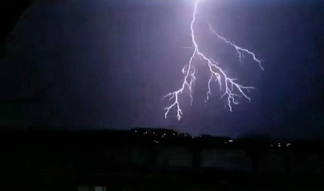 Kuşadası'nda geceyi şimşekler aydınlattı