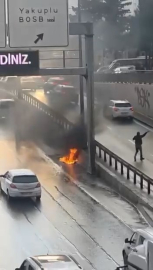 İstanbul- Beylikdüzü D-100 Otoyolu'nda motosiklet alev alev yandı