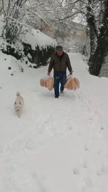 Yolu kar nedeniyle kapanan köyüne ekmek taşıdı