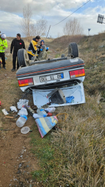Çorum’da yoldan çıkan otomobil tarlaya yuvarlandı; 2 yaralı
