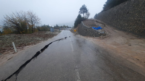 Cide-Bartın kara yolu, heyelan nedeniyle ulaşıma kapatıldı