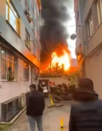 İstanbul - Fatih'te otoparkta çıkan yangın 2 katlı binaya sıçradı