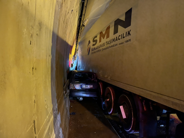 Tünelde otomobil, TIR ile duvar arasında sıkıştı; ulaşım aksadı