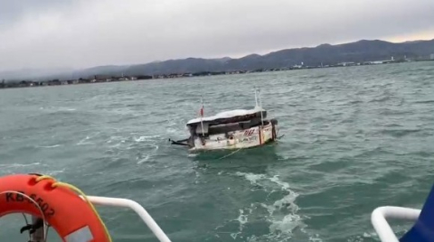 Samsun’da açık denizde sürüklenen tekne kıyıya çekildi