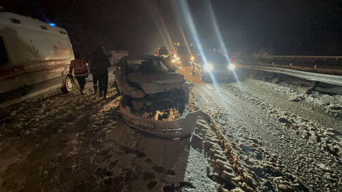 Otoyolda 7 aracın karıştığı kaza ulaşımı aksattı; 2 yaralı