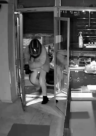 Motosiklet kaskı takan hırsız, kuyumcu dükkanından 5,5 kilo altın çaldı