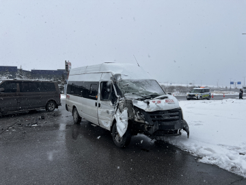 Kayseri'de işçi servis minibüsü, TIR'a çarptı: 11 yaralı