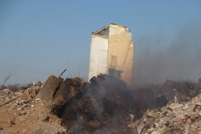 Boş araziye moloz ve çöp dökülmesine tepki gösteren mahalleli çözüm bekliyor / Ek fotoğraflar
