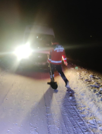 Ağrı'da 2 hasta, kardan kapanan yolların açılmasıyla hastaneye ulaştırıldı