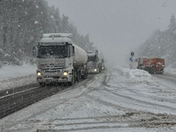 Bolu Dağı geçişinde yoğun kar yağışı ve tipi etkili oluyor