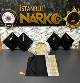 İstanbul- Bağcılar’da mezuniyet keplerine gizlenmiş 53 bin 100 uyuşturucu hap ele geçirildi