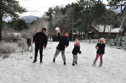 Spil Dağı, beyaz örtüyle kaplandı