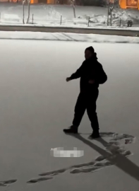 Buz tutan göletin üzerinde dans ederken suya düştü