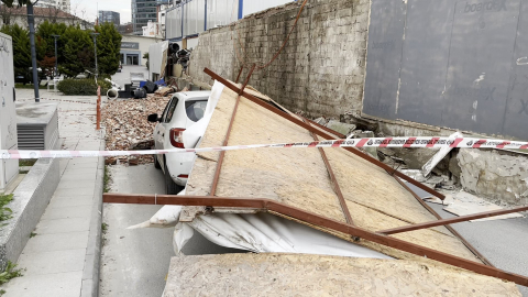 İstanbul - Maltepe'de şantiye duvarı otomobilin üzerine yıkıldı