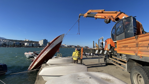 Halat koptu, çıkartılmaya çalışılan tekne yine denize düştü