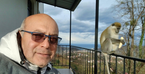 Hayvanat bahçesinden kaçan maymuna balkonunda muz verdi