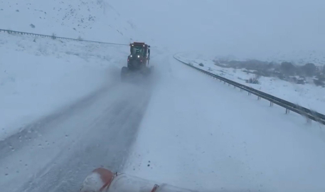 Erzincan’da bazı bölgelerde TIR geçişine izin verilmiyor; Tendürek’te trafik durdu