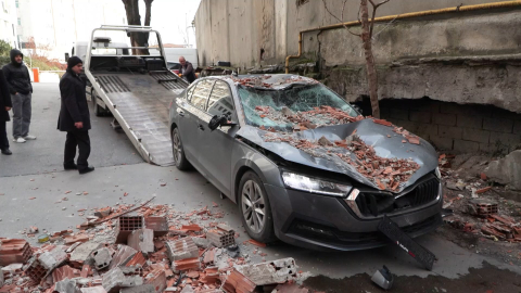 İstanbul - Eyüpsultan'da yıkım aşamasındaki binaya ait duvar fırtınanın etkisiyle çöktü; 2 araç zarar gördü