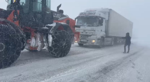 Batman'da 203 yerleşim yerinin yolu kardan kapandı (4)