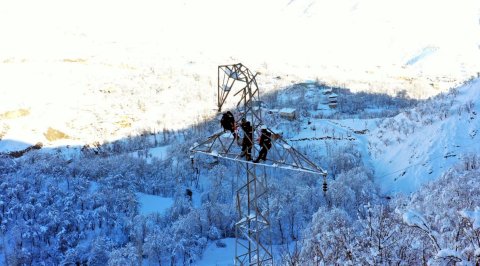 Bitlis'te yüksek gerilim hattında zorlu kış mesaisi