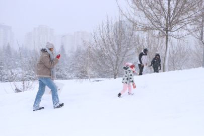 Kayseri’de yetişkinler ve çocuklar, poşet, naylon ve kızaklarla kayıp, karın keyfini çıkardı / Ek fotoğraflar