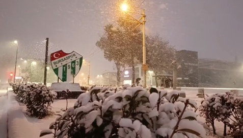 Bursa’da kar yağışı; kent merkezi beyaza büründü