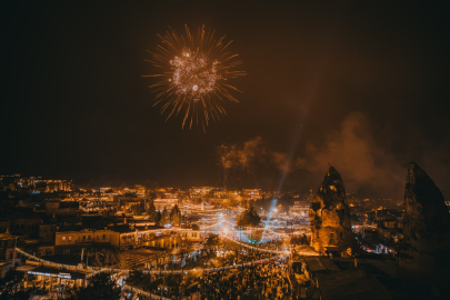 Kapadokya'da yeni yıla havai fişek eşliğinde eğlenerek girdiler/Ek fotoğraflar