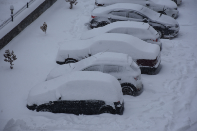 Sivas'ta 947 yerleşim yeri ulaşıma kapandı; okullar yarın da tatil