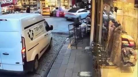 İstanbul - Eminönü'nde otomobil önce motosiklete ardından dükkanın önündekilere çarptı; 4 yaralı-1
