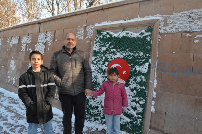 Türk bayrağı motifinin üzerindeki karı temizleyip öpen Zeynep'in babası: Bayrak sevgisi gönlünde yer etmiş