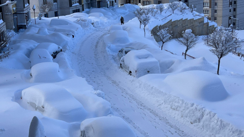 Hakkari'de askeri araç yolda kaldı, köylüler yardıma koştu (2)