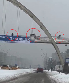 Üst geçitte kar topu atan çocukları yumruklayıp yerde tekmeleyen şüpheli tutuklandı