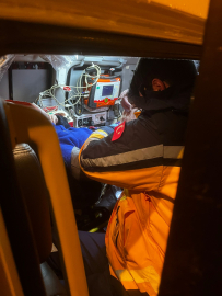 Yolu kapalı köyde sandalyeden düşüp başını çarptı, paletli ambulansla hastaneye ulaştırıldı