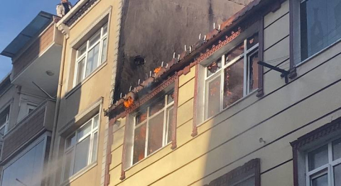 İstanbul- Küçükçekmece'de çatıda yangın; alevler bitişik binaya sıçradı / Ek görüntü