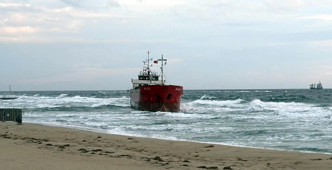 Tekirdağ'da fırtına; yük gemisi karaya oturdu