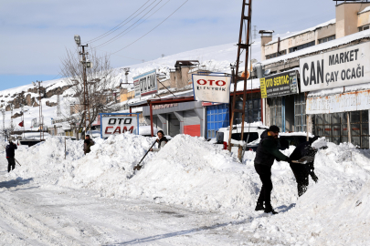 Van'da kar durdu, Erciş'te sanayi esnafı 3 gün sonra dükkan açtı