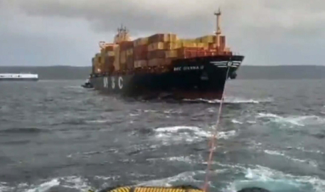 Çanakkale Boğazı'nda sürüklenen tekne kurtarıldı (2)