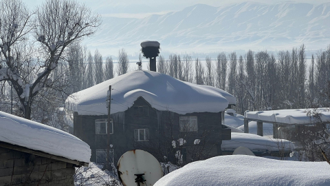 Donmak üzereyken bulduğu leyleği evinde hayata döndürdü