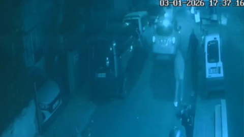 İstanbul - Küçükçekmece'de çatının uçtuğu anlar kamerada; 2 kişi son anda kurtuldu